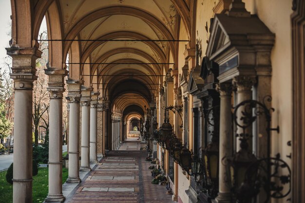 Zagreb 28 de marzo de 2019 Cementerio de Mirogoj pasarela central con arcadas góticas linternas forjadas y lápidas Monumento popular y uno de los cementerios más hermosos de Europa