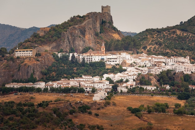 Zahara de la Sierra, eine der berühmten weißen Städte von Cadiz-Region bei Andalusien, Spanien.