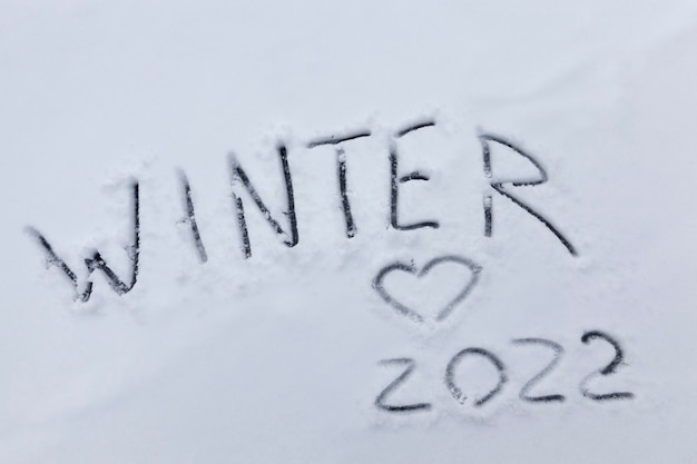 Zahlen und das Datum 2022 auf den Schnee gezeichnet