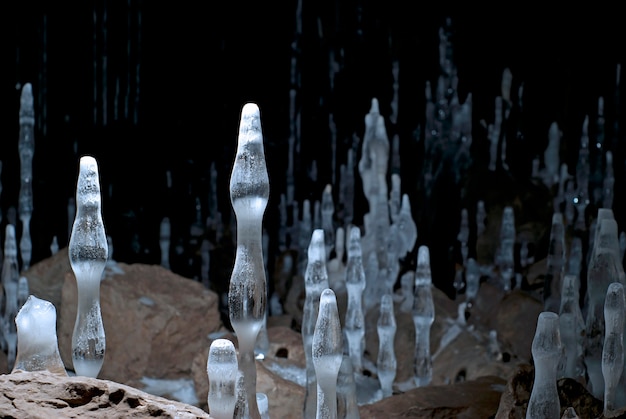 Foto zahlreiche eisstiele stalagmiten auf dem boden der höhle