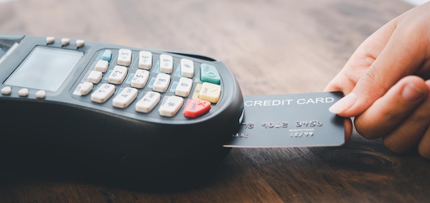 Zahlung mit Kreditkarte , Kauf und Verkauf von Produkten mit einem Kreditkartendurchzugsgerät