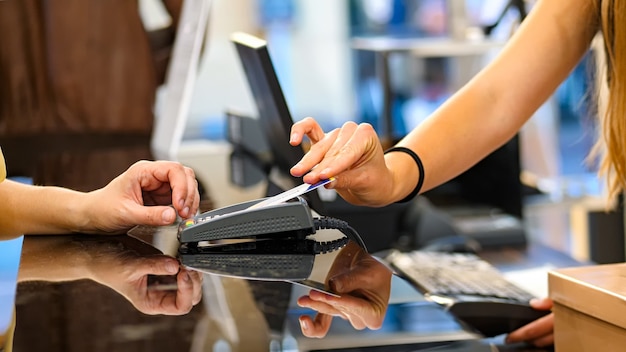 Zahlung per Kreditkarte mit kontaktloser Technologie.