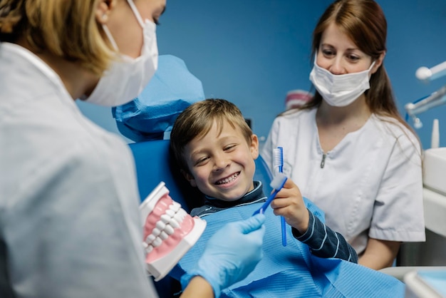Zahnärzte untersuchen den Jungen in der Klinik