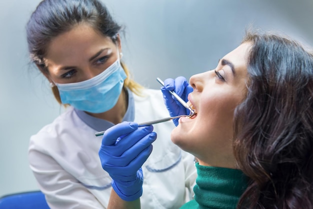 Zahnärztin, die arbeitet Stomatologe mit Sonde Kostengünstige Zahnpflege