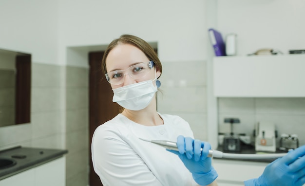 Zahnärztin mit Maske im Schrank