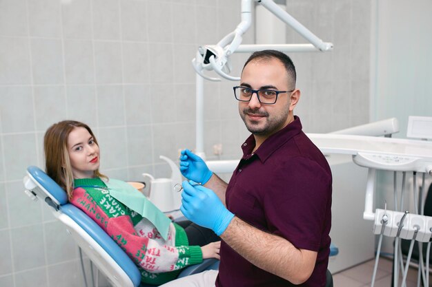 Foto zahnarzt arbeitet in einer zahnklinik mit einem patienten im stuhl