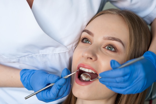 Zahnarzt, der die Zähne eines Patienten in der Zahnklinik untersucht.
