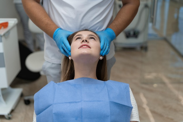 Zahnarzt heilt eine Patientin