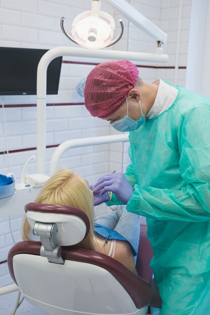 Zahnarzt in der Klinik zur Behandlung von Zähnen