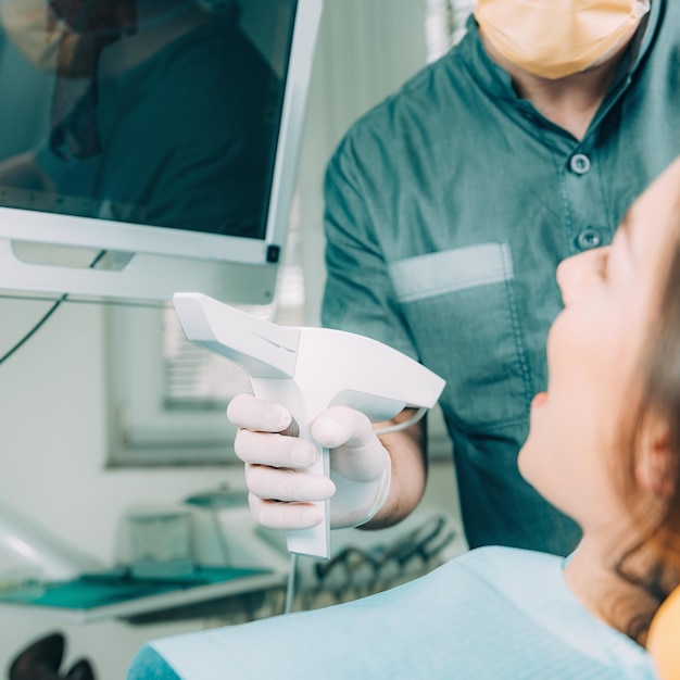 Foto zahnarzt mit dentalkamera