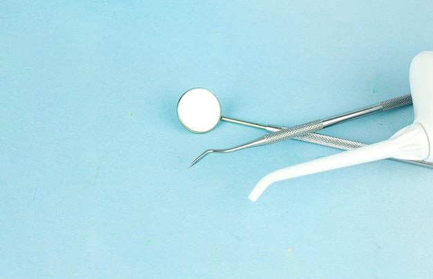 Zahnarzt Professionelle Werkzeuge medizinische Geräte auf blauem Hintergrund Konzeptbild für Zahnhygiene und Gesundheit