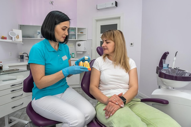Zahnarzt und eine Assistentin behandeln die Zähne eines Patienten, der mit Problemen kam