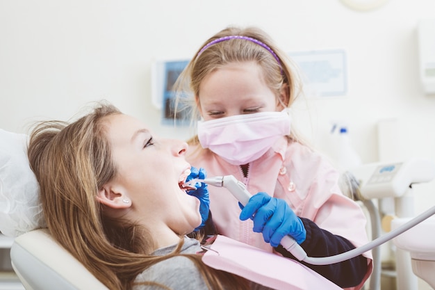 Zahnarzt und Patient der kleinen Mädchen während der zahnmedizinischen Prüfung.