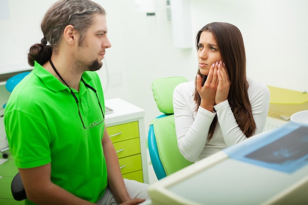 Zahnarzt und Patient in Zahnarztpraxis