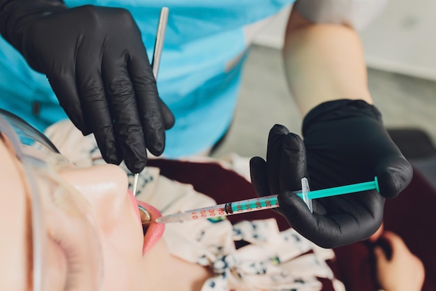 Foto zahnarzt verabreicht seinem patienten eine injektion zur betäubung
