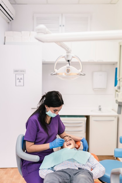 Zahnarzt während eines zahnärztlichen Eingriffs mit einem Patienten. Zahnarztkonzept