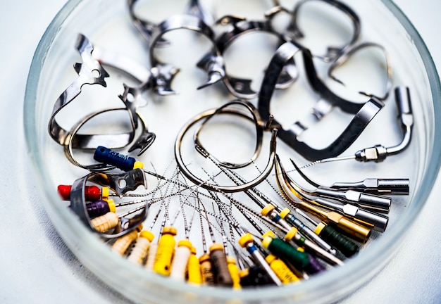 Zahnarzt-Werkzeuge im Kabinett. Verschiedene zahnmedizinische Instrumente und Werkzeuge im Zahnarztbüro