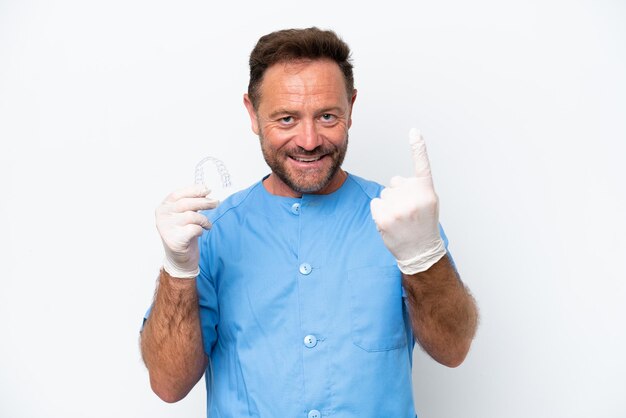 Zahnarztmann mittleren Alters, der isoliert auf weißem Hintergrund eine kommende Geste macht