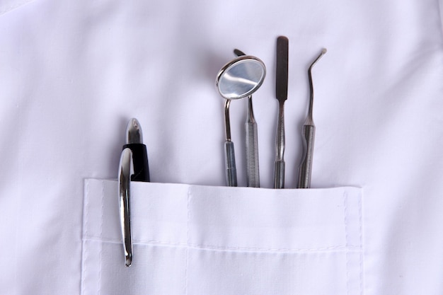 Zahnarzttasche mit Stiften und anderen Geräten in der Nähe