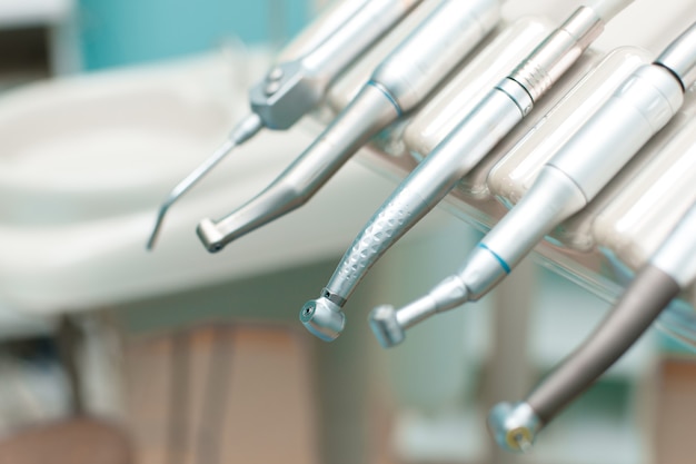 Zahnbohrer in der zahnarztpraxis
