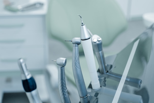 Zahnbohrer und Werkzeuge in der Zahnarztpraxis