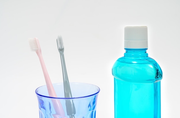 Zahnbürste und Mundwasser auf weißem Hintergrund