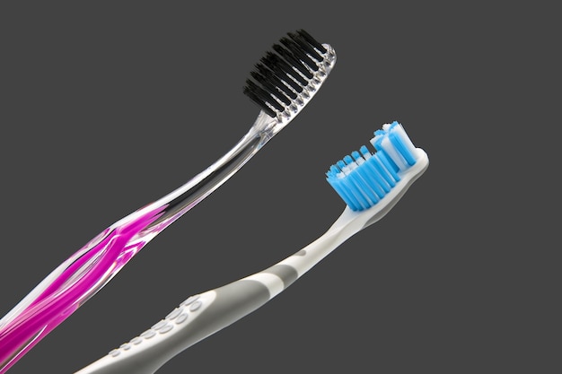 Zahnbürste zum Reinigen der Zähne auf einem dunklen Hintergrund Gesundheitsartikel