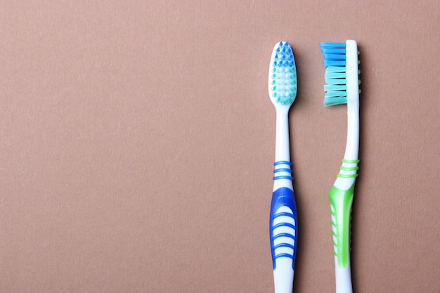 Zahnbürsten auf farbigem Hintergrund Draufsicht Mundhygiene