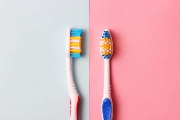 Zahnbürsten auf farbigem Hintergrund hautnah