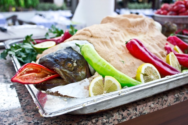 Zahnfisch gebacken im Salz mit Gemüse