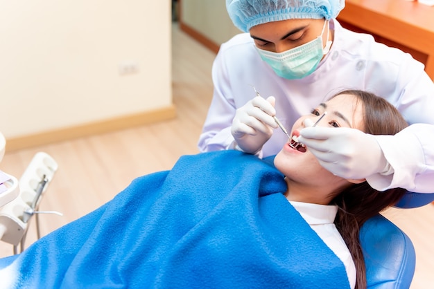 Zahnheilkunde und Zahnheilkunde. Zahnarzt-Check-up-Zähne für asiatische Patienten. Arzt, der in der Zahnklinik und im Lebensstil arbeitet.