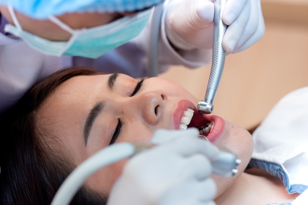 Zahnheilkunde und Zahnheilkunde. Zahnarzt-Check-up-Zähne für asiatische Patienten. Arztlebensstil und Arbeiten in der Zahnklinik.