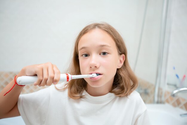 Foto zahnhygiene glückliches kleines blondes mädchen putzt sich die zähne gesundes konzept