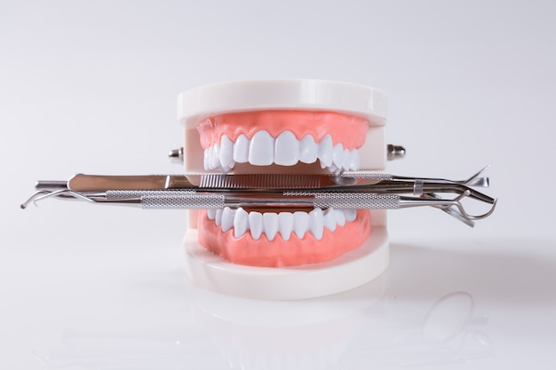 Zahnmedizinische Ausrüstung des zahnmedizinischen Konzeptes bearbeitet Zahnpflege
