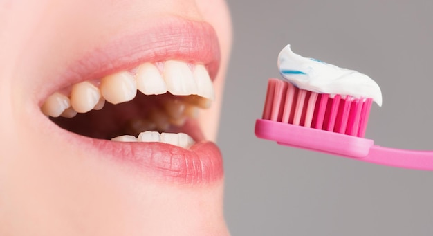 Zahnpflege Frau mit Zahnbürste Nahaufnahme Zahngesundheit