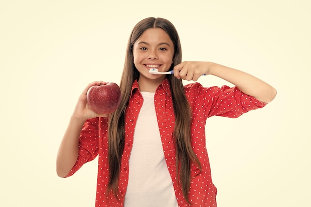 Zahnpflege Hygiene und Kind Teenager-Mädchen mit Zahnbürste beim Zähneputzen Apfel-Vitamine für gesunde Zähne Porträt eines glücklich lächelnden Teenager-Mädchens