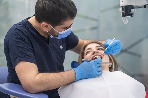 Zahnpflege in einer modernen, klinikorientierten Kieferorthopädie, die sich die Zähne einer Patientin ansieht