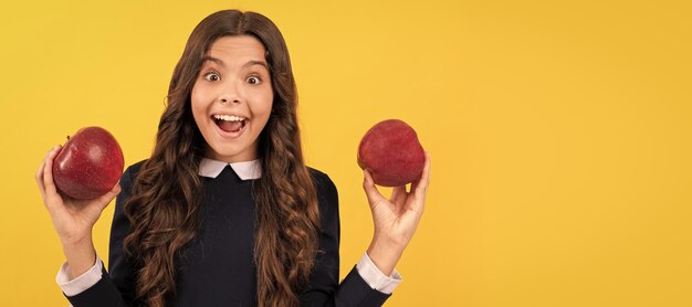 Zahnpflege Mittagspause Entgiftung überraschtes glückliches Mädchen mit Apfelfruchtvitamin und Diät Kindermädchenporträt mit horizontalem Apfelplakat Banner-Header mit Kopierbereich