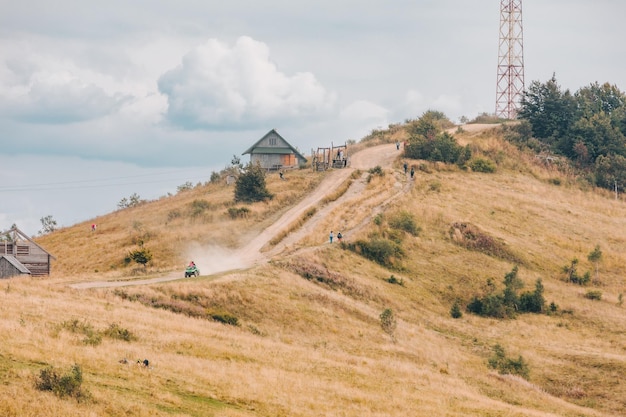 Zakhar Berkut Ucrania 7 de septiembre de 2019 personas que viajan en vehículos todo terreno por montañas