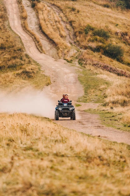 Foto zakhar berkut ukraine 7. september 2019 menschen, die auf einem geländewagen durch die berge fahren