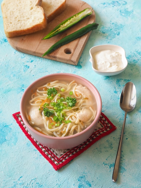 Zama, rumänische und moldauische Hühnersuppe mit Nudeln.