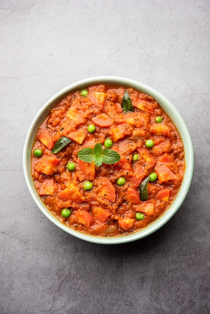 Zanahoria al curry o Garar Gravy sabzi elaborado con puré de tomate y especias, servido en un bol