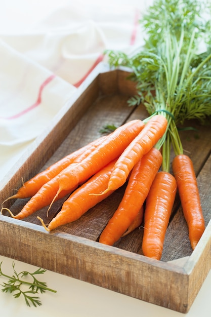 Zanahoria cruda vegetal en caja de madera