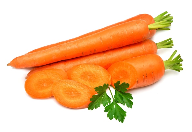 Zanahoria entera y en rodajas con perejil aislado sobre fondo blanco Concepto creativo de comida saludable Jugo natural Vista superior endecha plana