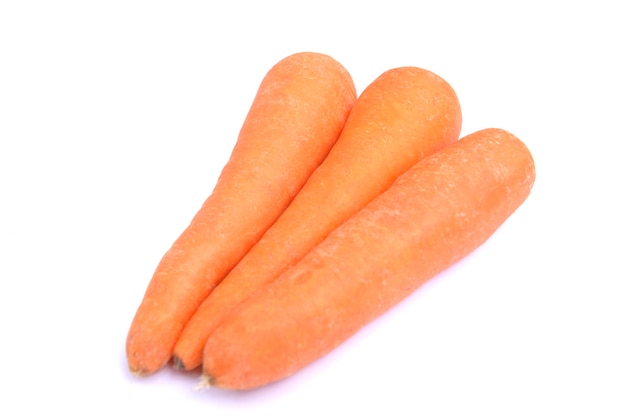 Zanahoria fresca aislado sobre fondo blanco.