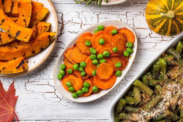 Foto zanahoria glaseada con guisantes. comida tradicional del día de acción de gracias