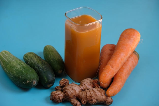 zanahoria, pepino, jugo de jengibre. fuente de minerales, vitamina A. buena para la digestión. jugo de prensa en frío.