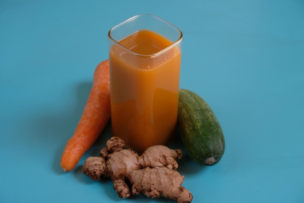 zanahoria, pepino, jugo de jengibre. fuente de minerales, vitamina A. buena para la digestión. jugo de prensa en frío.