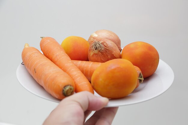 Zanahoria en un plato con vegetación.