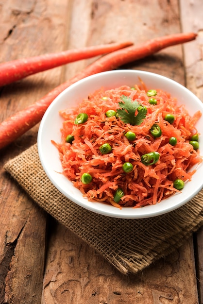 Zanahoria raita, Gajar Koshimbir. Es un condimento del subcontinente indio, elaborado con o sin dahi o cuajada junto con verduras crudas o cocidas Gajar o zanahoria, verde, guisantes, guindilla, cilantro